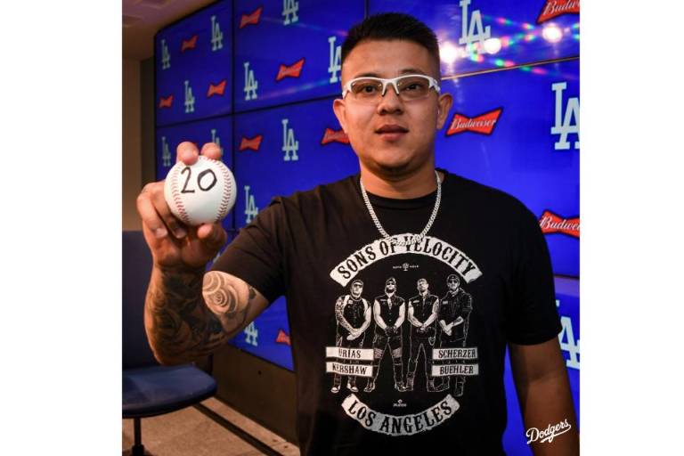El lanzador sinaloense Julio Urías lanzará por los Dodgers este sábado en los playoffs ante los Gigantes de San Francisco