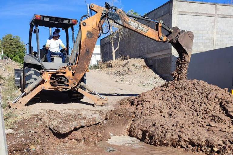 Colonias del sur poniente de Culiacán se quedan sin agua por desperfectos en tubería