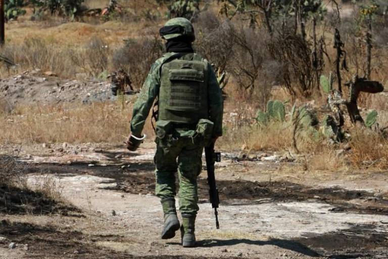 Soldados mexicanos matan a migrante guatemalteco en retén; pobladores los retienen en Guatemala