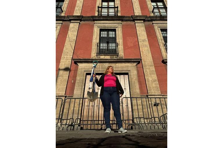 Madre buscadora acude a Palacio Nacional a entregar la ‘pala de mando’