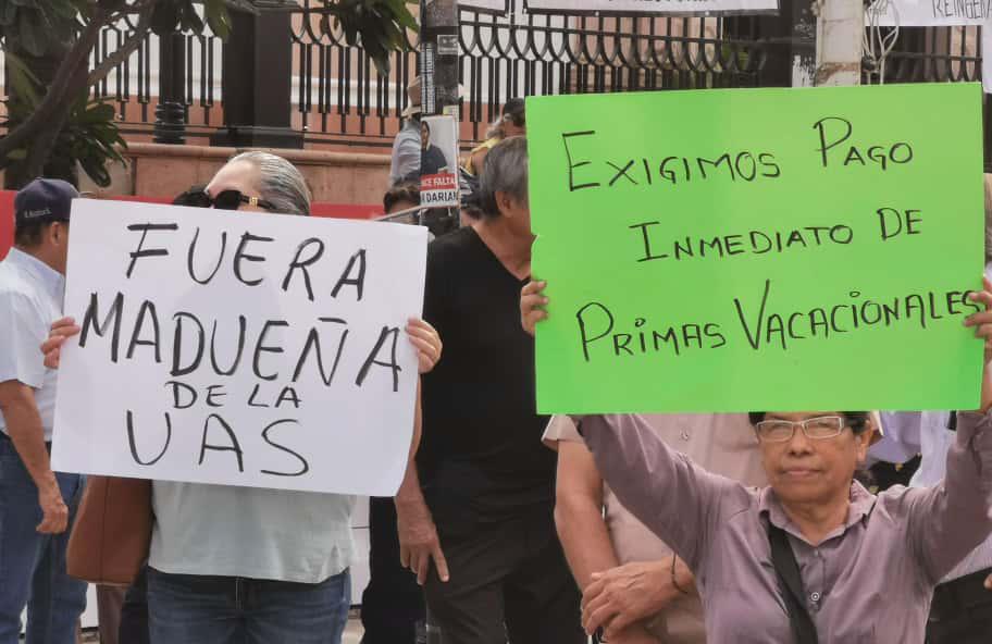 $!Llevan jubilados de la UAS manifestación a la avenida Obregón en Culiacán