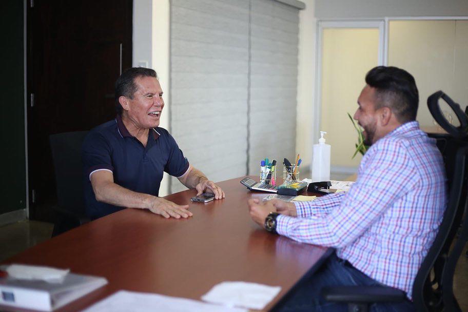 $!Julio César Chávez hace divertida visita al titular del Isde y se cobra una de las que le hizo