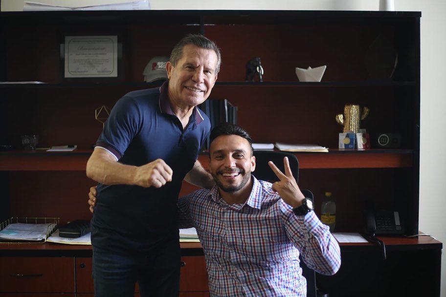 $!Julio César Chávez hace divertida visita al titular del Isde y se cobra una de las que le hizo