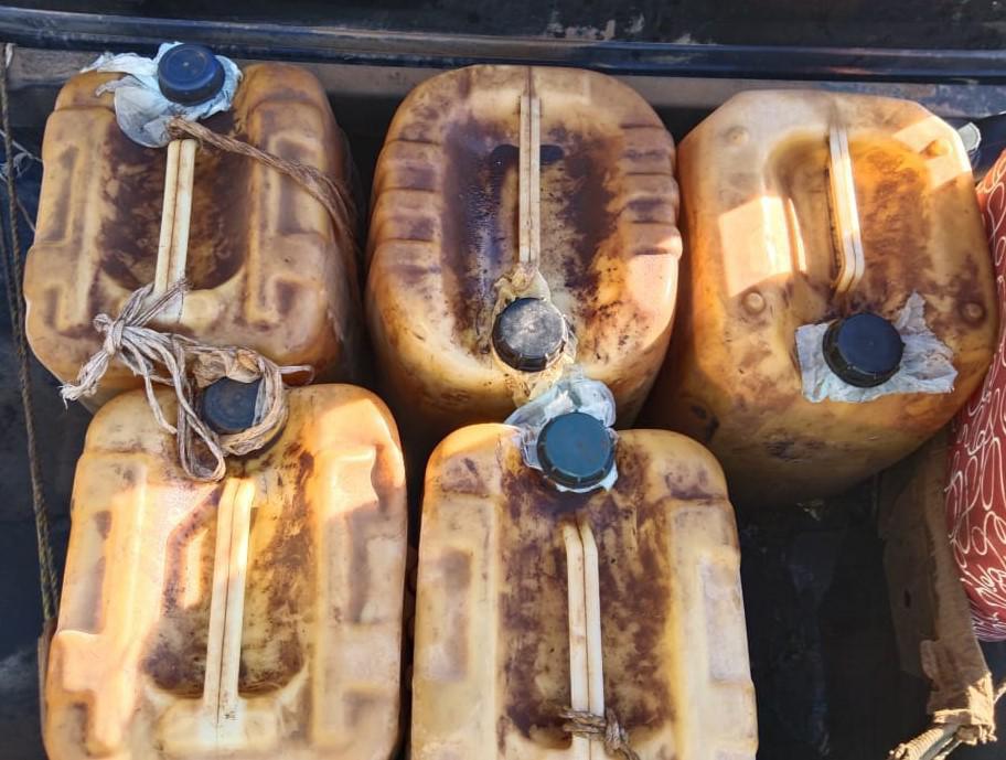 $!Localizan armas, tomas clandestinas y contenedores con combustible en Sinaloa y Jalisco