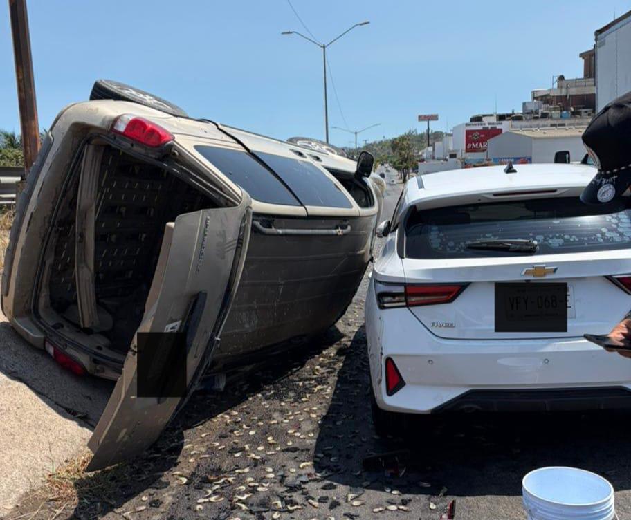 $!Camioneta vuelca en paso superior de colonia Esperanza en Mazatlán tras perder el control