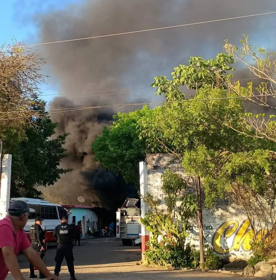 $!Incendio en taller de Autobuses de Concordia se propaga hasta una forrajera y se magnífica