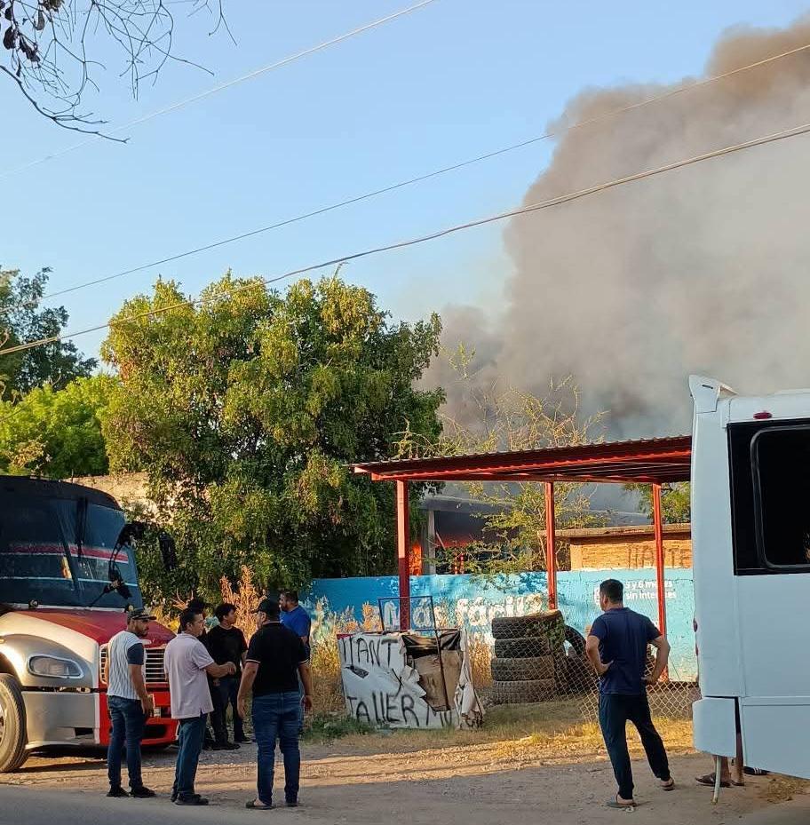$!Incendio en taller de Autobuses de Concordia se propaga hasta una forrajera y se magnífica