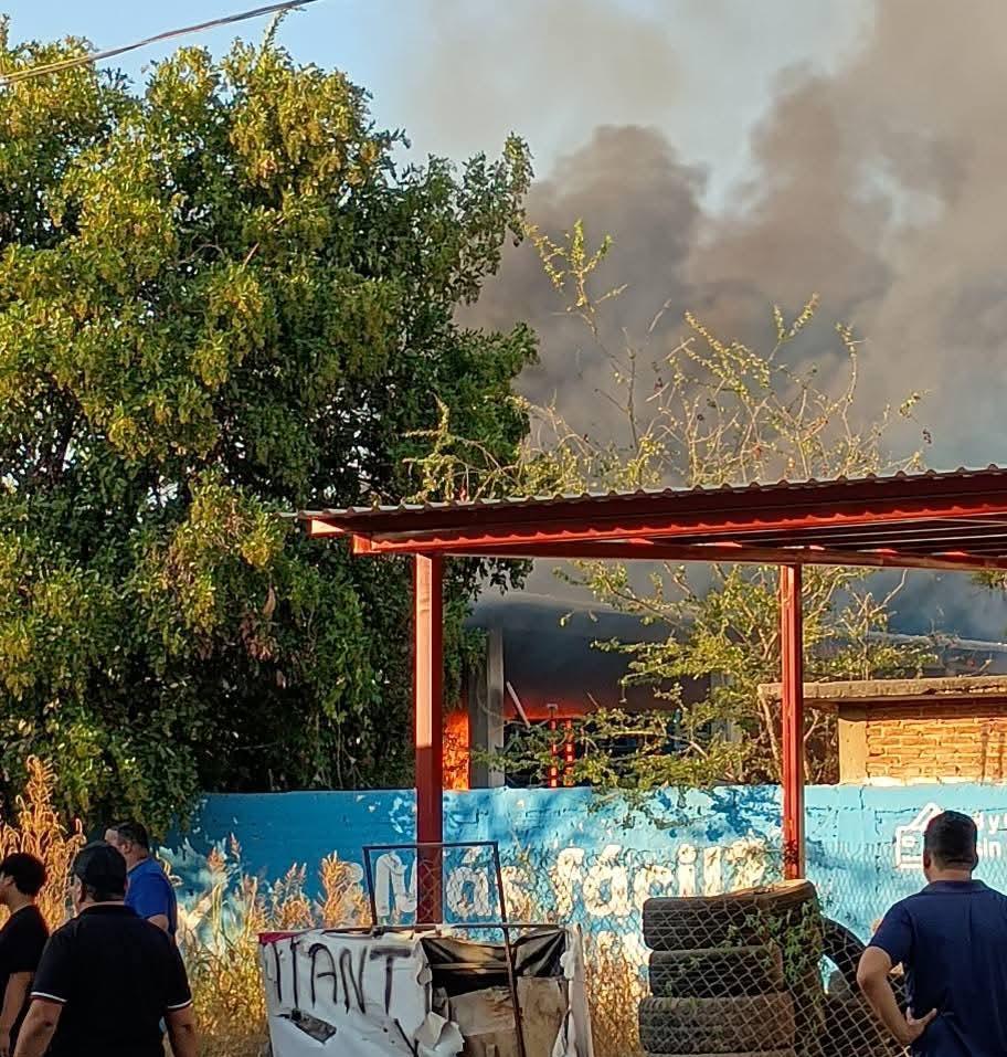 $!Incendio en taller de Autobuses de Concordia se propaga hasta una forrajera y se magnífica