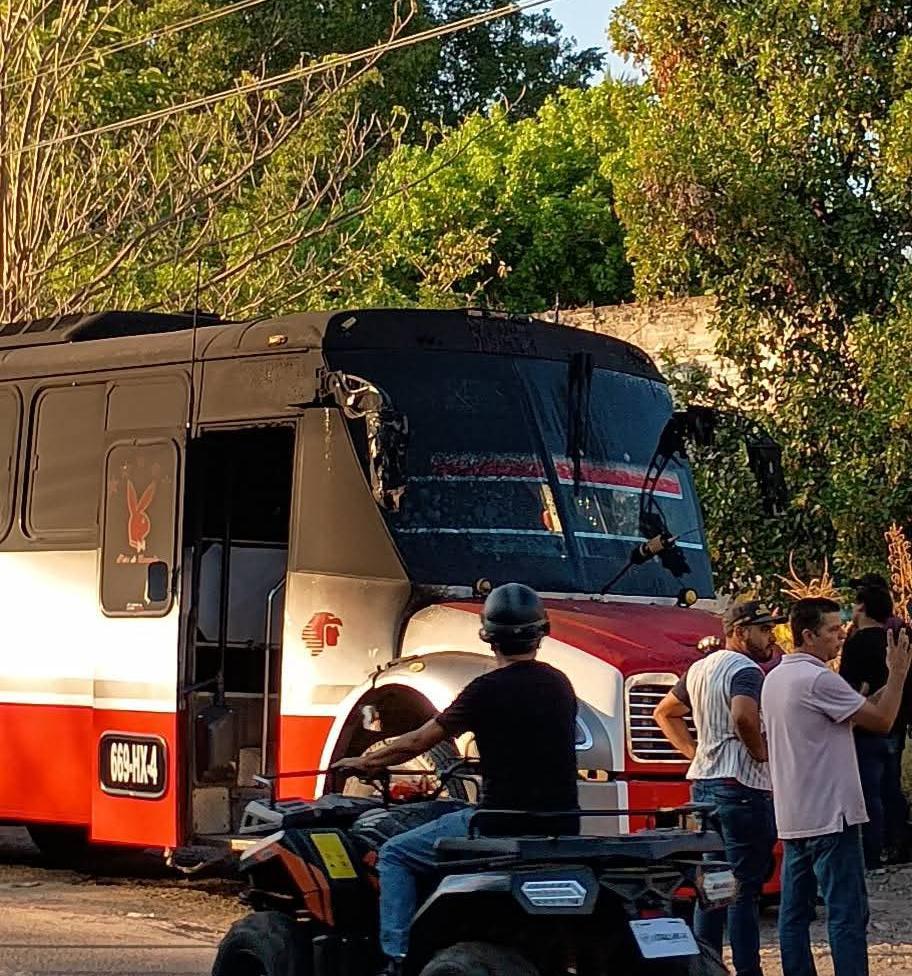 $!Incendio en taller de Autobuses de Concordia se propaga hasta una forrajera y se magnífica