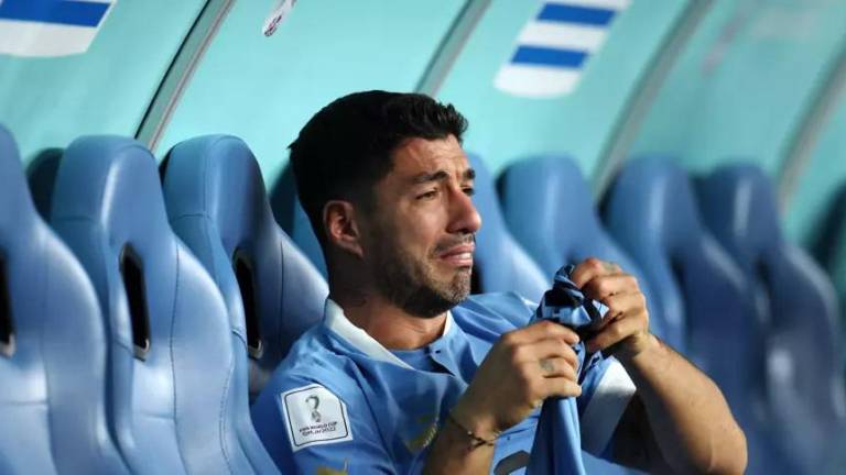 Luis Suárez llora la eliminación de Uruguay en la banca.