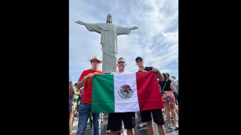 Juan José Baltazar Vargas, Radamés Hernández y Marco Alonso Verde junto al Cristo Redentor en el Cerro del Corcovado, en Río de Janeiro, Brasil.