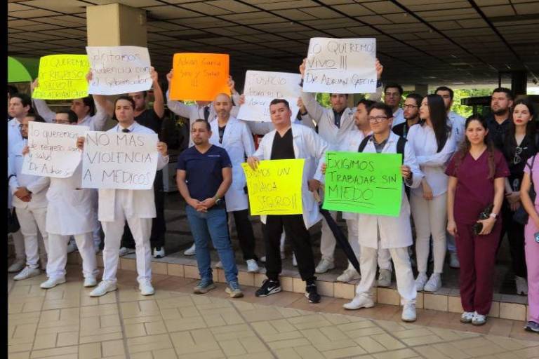 Médicos se manifiestan en Palacio de Gobierno para exigir localización de colega desaparecido en Culiacán