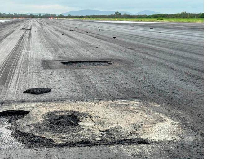 Bache en pista del aeropuerto de Mazatlán impide salida de vuelo