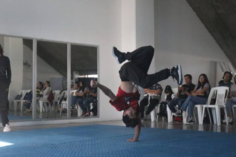 Deslumbran B-Girls y B-Boys con increíbles pasos de baile y actitud desafiante