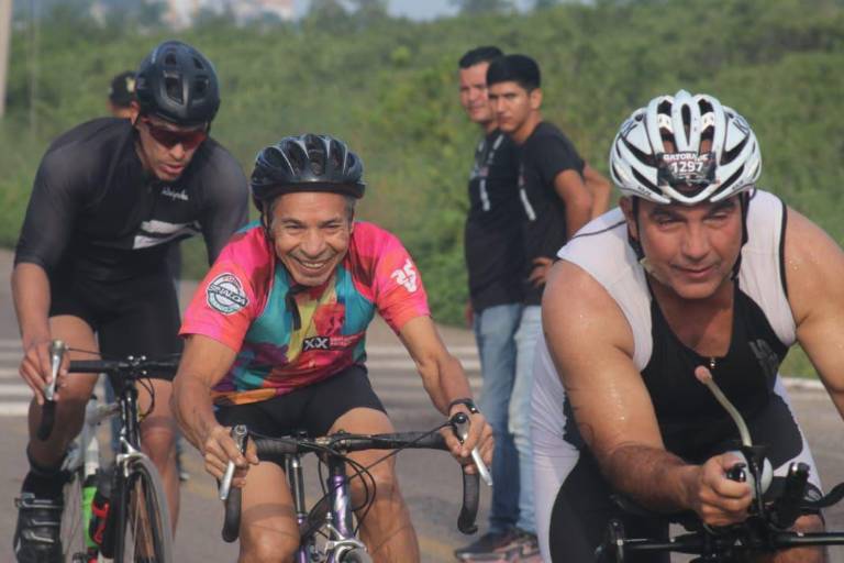 José Favela y Antonella Guzmán conquistan Triatlón de la Isla de la Piedra