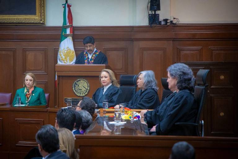 Aprueban reducción de salarios a ministros, magistrados y jueces; serán atendidos en el ISSSTE