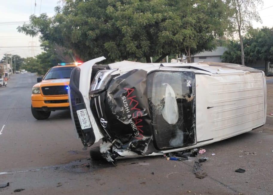 $!Aparatosa volcadura en Mazatlán deja dos jóvenes heridos; presumen estado etílico