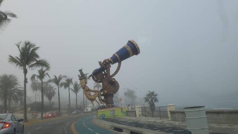 La neblina cubre esta mañana al puerto.