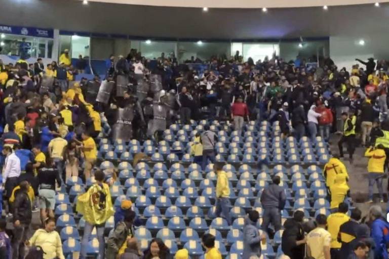 Aficionados de Monterrey lanzan butacas tras derrota ante América