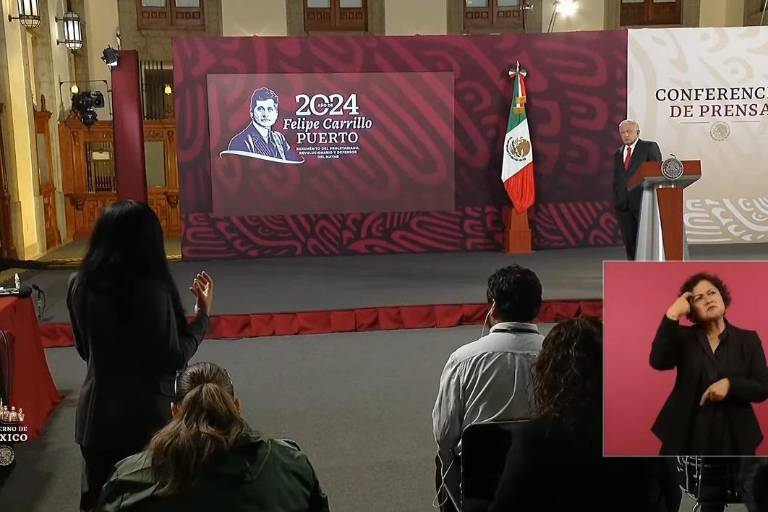 AMLO mantiene ataques en la mañanera hacia María Amparo Casar