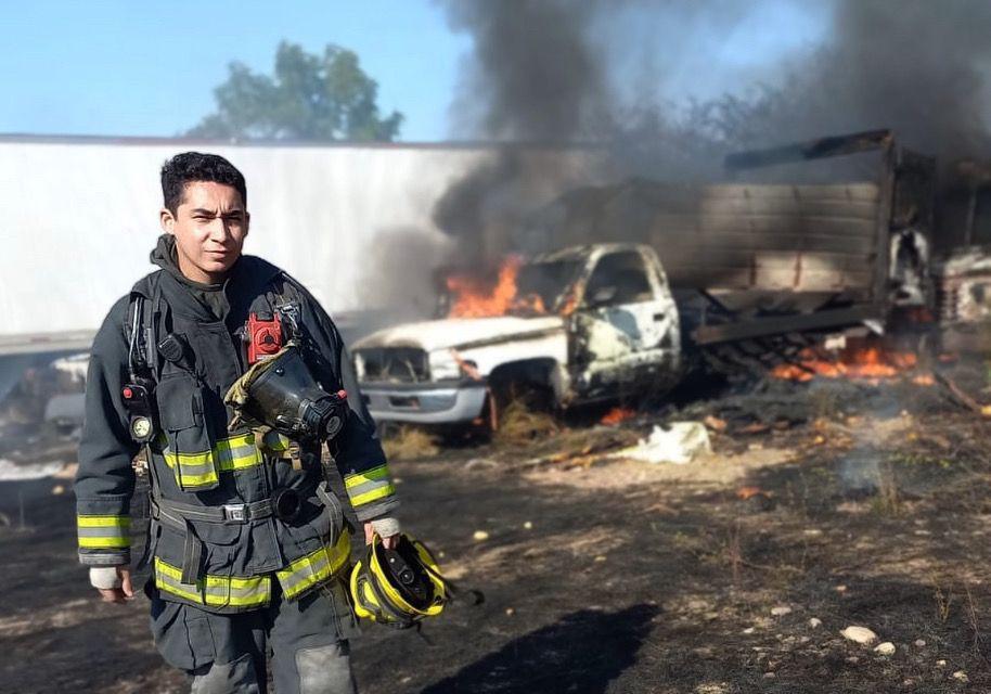 $!La adrenalina de salvar vidas se convierte en una adicción: Emir Chávez, ‘Bombero del Año’ en Culiacán