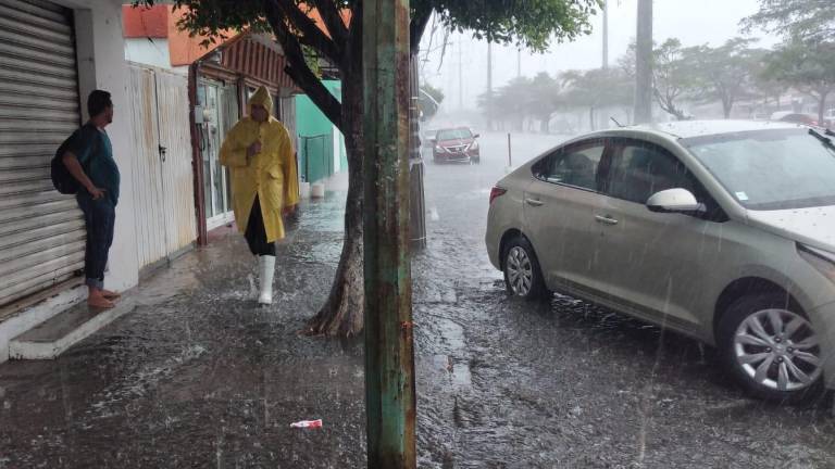 Ante las lluvias en Mazatlán, Protección Civil urge a la población a tomar medidas tanto en casa como estando fuera, para evitar riesgos.