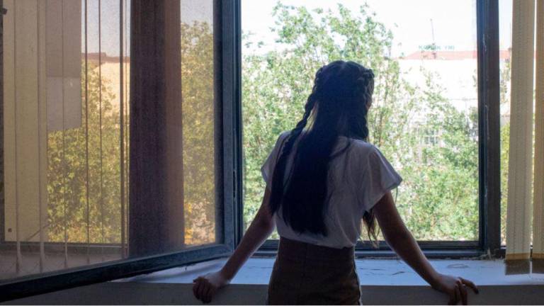 Una niña de 14 años de Kasajistán ha experimentado estrés y ansiedad. Es apoyada por un psicólogo educativo.