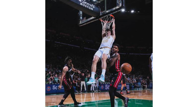 Celtics vence al Heat 129-116.