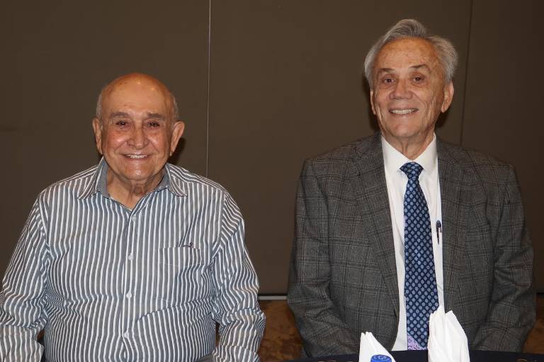 Con desayuno y conferencia, celebran abogados su día