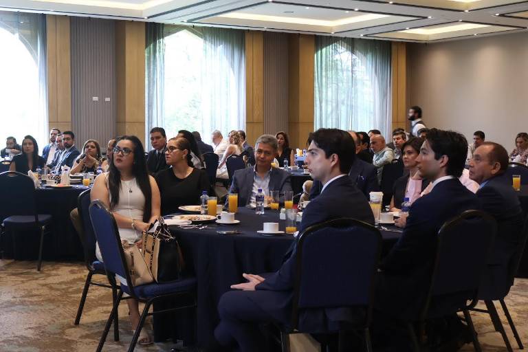 Con desayuno y conferencia, celebran abogados su día