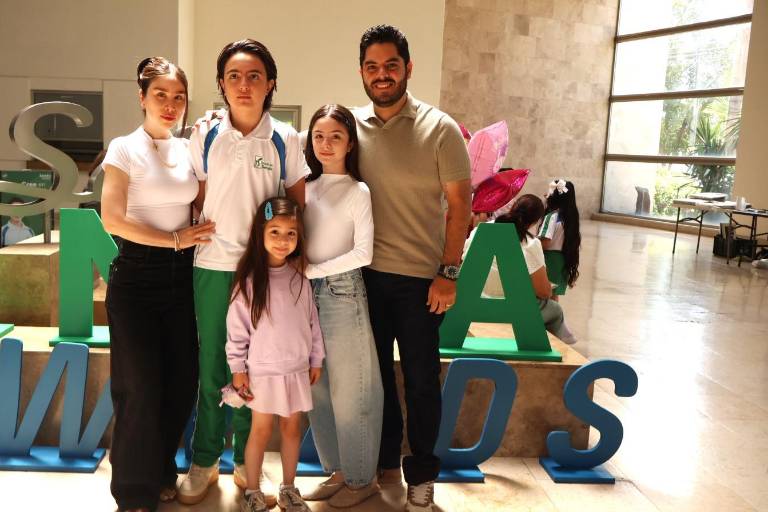 Disfrutan de su graduación, los alumnos de primaria del Instituto Senda