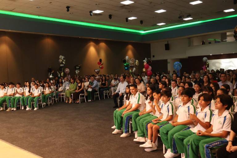 Disfrutan de su graduación, los alumnos de primaria del Instituto Senda