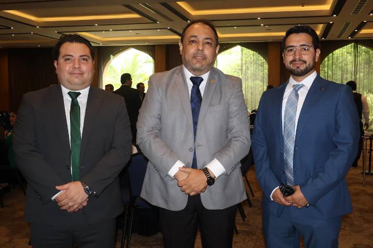 Con desayuno y conferencia, celebran abogados su día