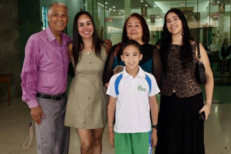 Con una misa, alumnos del Instituto Senda culminan su educación primaria