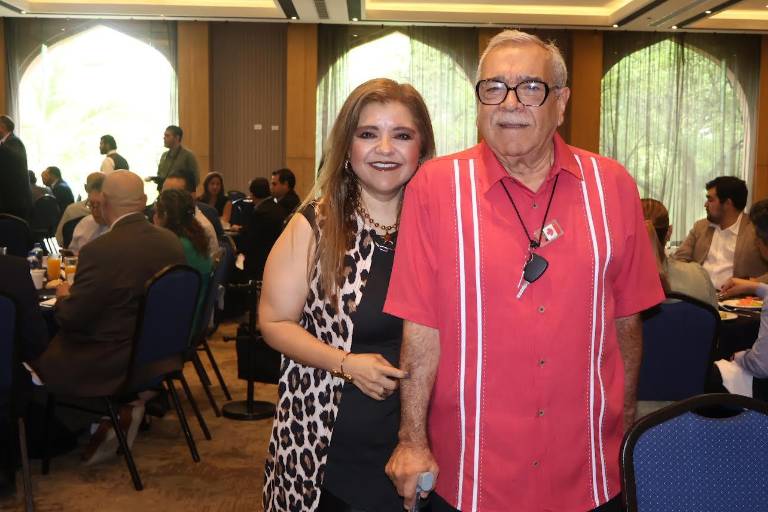 Con desayuno y conferencia, celebran abogados su día