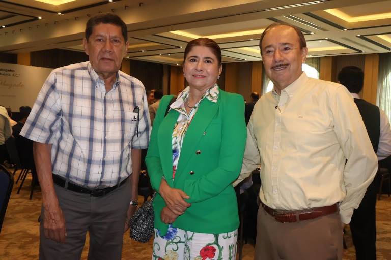 Con desayuno y conferencia, celebran abogados su día