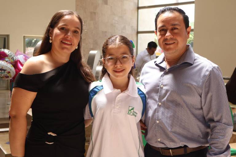 Disfrutan de su graduación, los alumnos de primaria del Instituto Senda