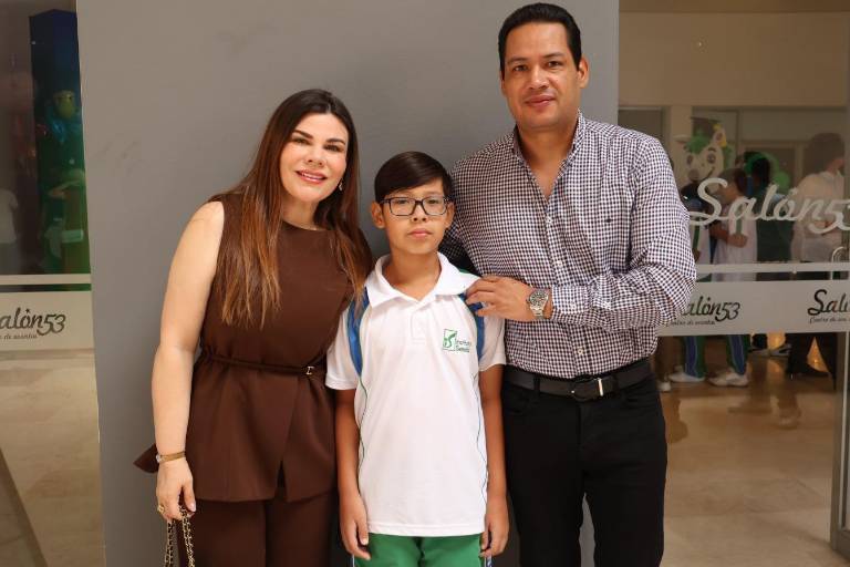 Disfrutan de su graduación, los alumnos de primaria del Instituto Senda