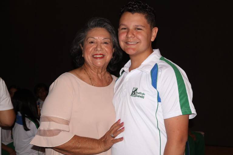Disfrutan de su graduación, los alumnos de primaria del Instituto Senda