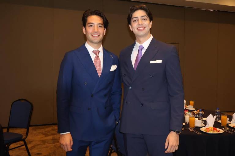 Con desayuno y conferencia, celebran abogados su día