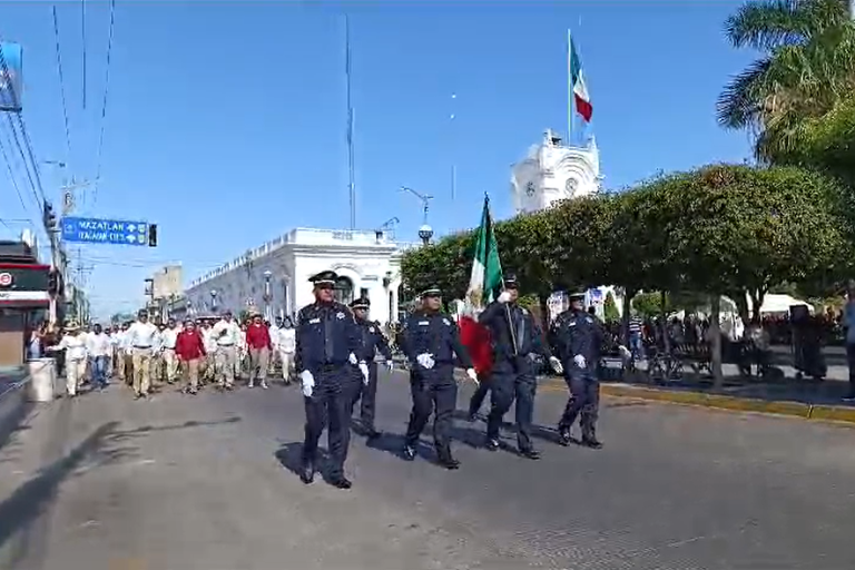 Autoridades y trabajadores de Escuinapa desfilan por el Día del Trabajo
