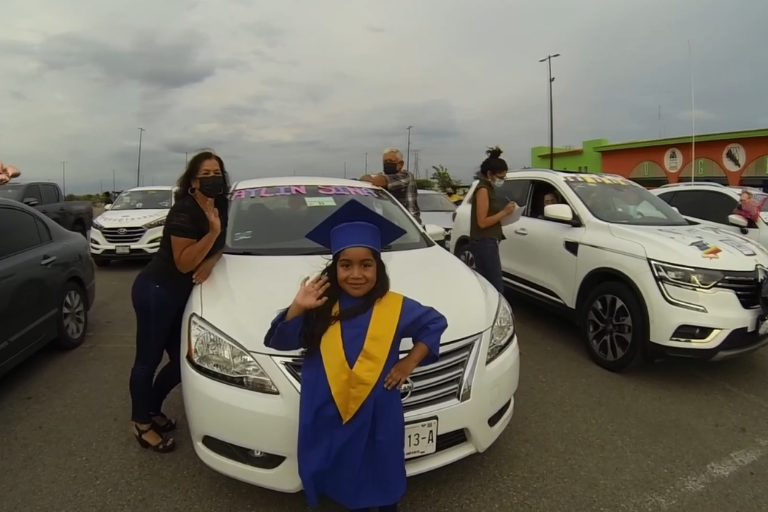 Culminan etapa estudiantil en formato autocinema