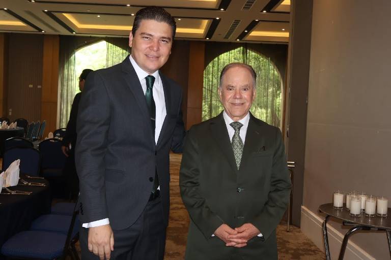 Con desayuno y conferencia, celebran abogados su día