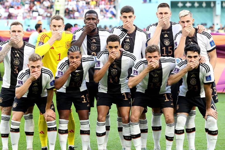Jugadores de Alemania se tapan la boca para protestar por la prohibición de brazalete