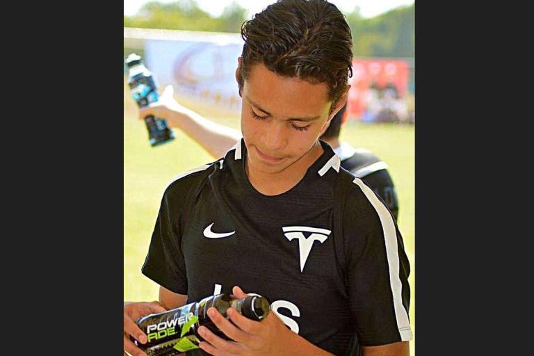 Organizadores de la Copa GSG de futbol entregan donativo a Casa del Carmen