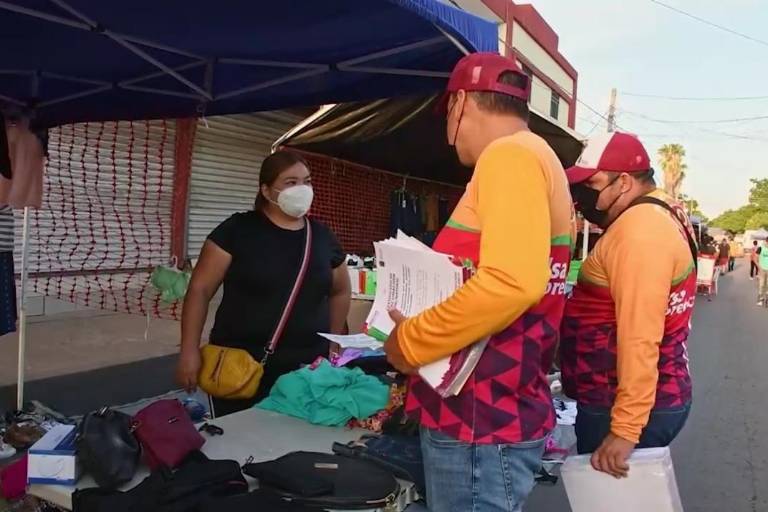 Ayuntamiento de Culiacán entrega certificados de confianza en puestos del tianguis de Los Huizaches