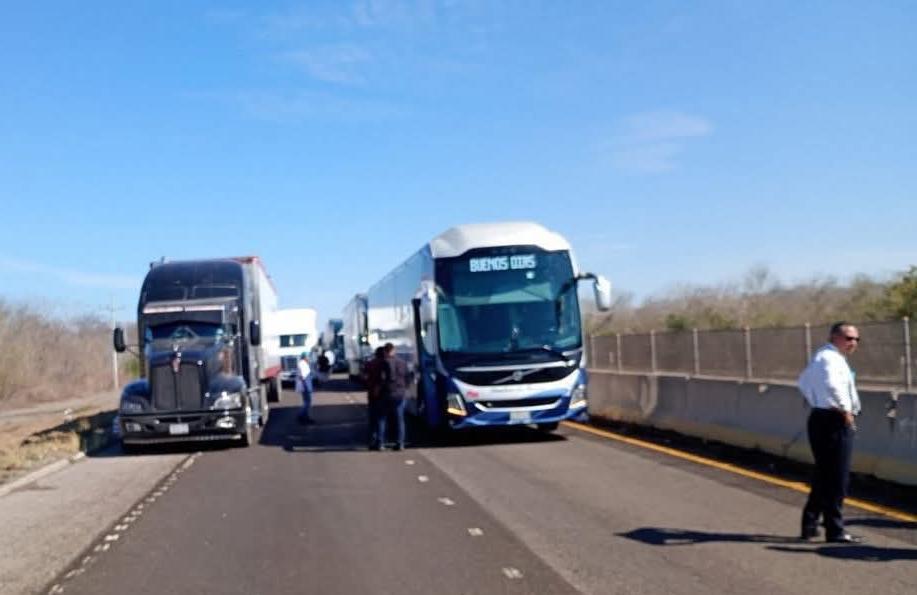 $!Un muerto y seis lesionados deja volcadura de vagoneta en la autopista Mazatlán-Culiacán