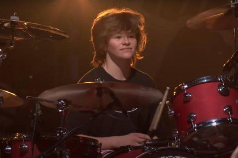 Hijo de Taylor Hawkins rinde homenaje a su padre y toca la batería con Foo Fighters