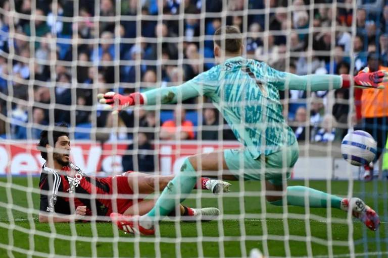 Raúl Jiménez anota, pero Fulham cae en el último minuto ante Brighton