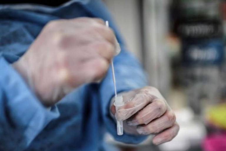 Francia identifica nueva variante de Covid, la IHU; EU rompe récord de contagios